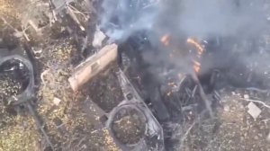 Грустный "Леопард" одиноко догорает в поле. Детонация Б/К разорвала танк вместе с экипажем на части.