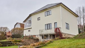 Основательный дом с видом на долину реки