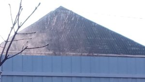 Морозное утро. Над забором поднимается пар