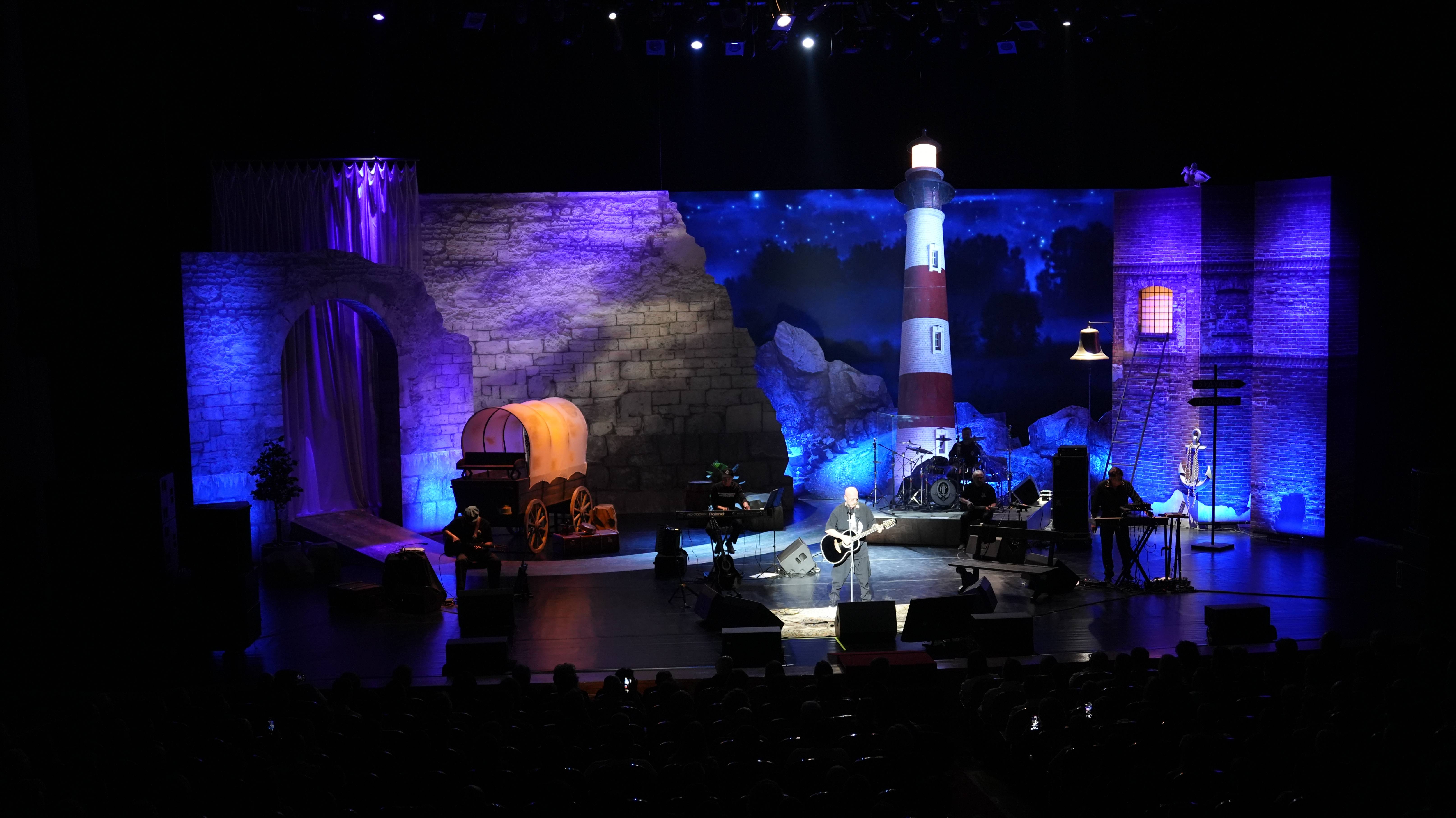 Александр Розенбаум спел для участников «Клуба своих»