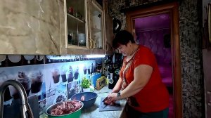 Под ногами шоркаются... Всё ни как у людей...