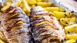 Запечённый карп в духовке с картофелем