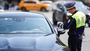 Автомобилистам пригрозили арестом за отказ снять обложку с прав