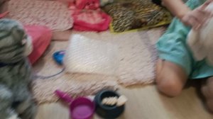 Мия и Камилла устроили домик котика и уточки