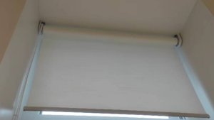 Полупрозрачные рулонные шторы мягко рассеивают солнечный свет и создают приватную атмосферу в доме.