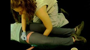 Наложение жгута Эсмарха на бедро другому человеку