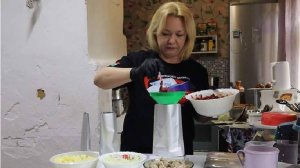 Волонтеры организовали доставку реторт-пакетов с национальной едой бойцам СВО