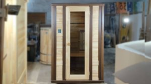 Двухместная кедровая ИК-сауна с керамическими нагревателями и тонированным в разные цвета фасадом