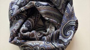 Снуд из павловопосадского платка "Ясно солнышко" на сером фоне