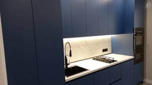 Кухня до потолка цвета индиго со встроенной техникой: стиральной машинкой, посудомойкой, газ-котлом