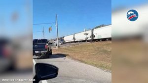 Столкновение автовоза с поездом в техасском городе Шерц попало на видео