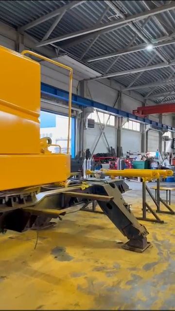 Экскаватор планировщик - демонтаж, обновление и установка на новое шасси… смотреть онлайн