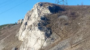 Скалистый выступ для скалолазания ,на Среднем Урале.