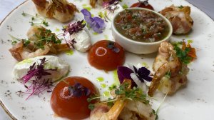 Тигровые креветки в беконе с томатным конфитюром, сальсой и творожным кремом