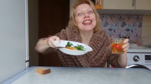 Мукбанг яичница с колбасой и зеленью!