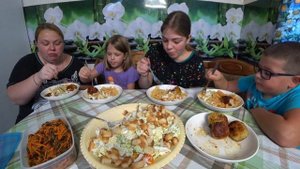 мукбанг. приготовила салат из того, что было,  и котлеты покупные