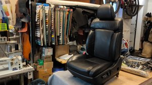 Сложная перетяжка сиденья от автомобиля Lexus GS 300.