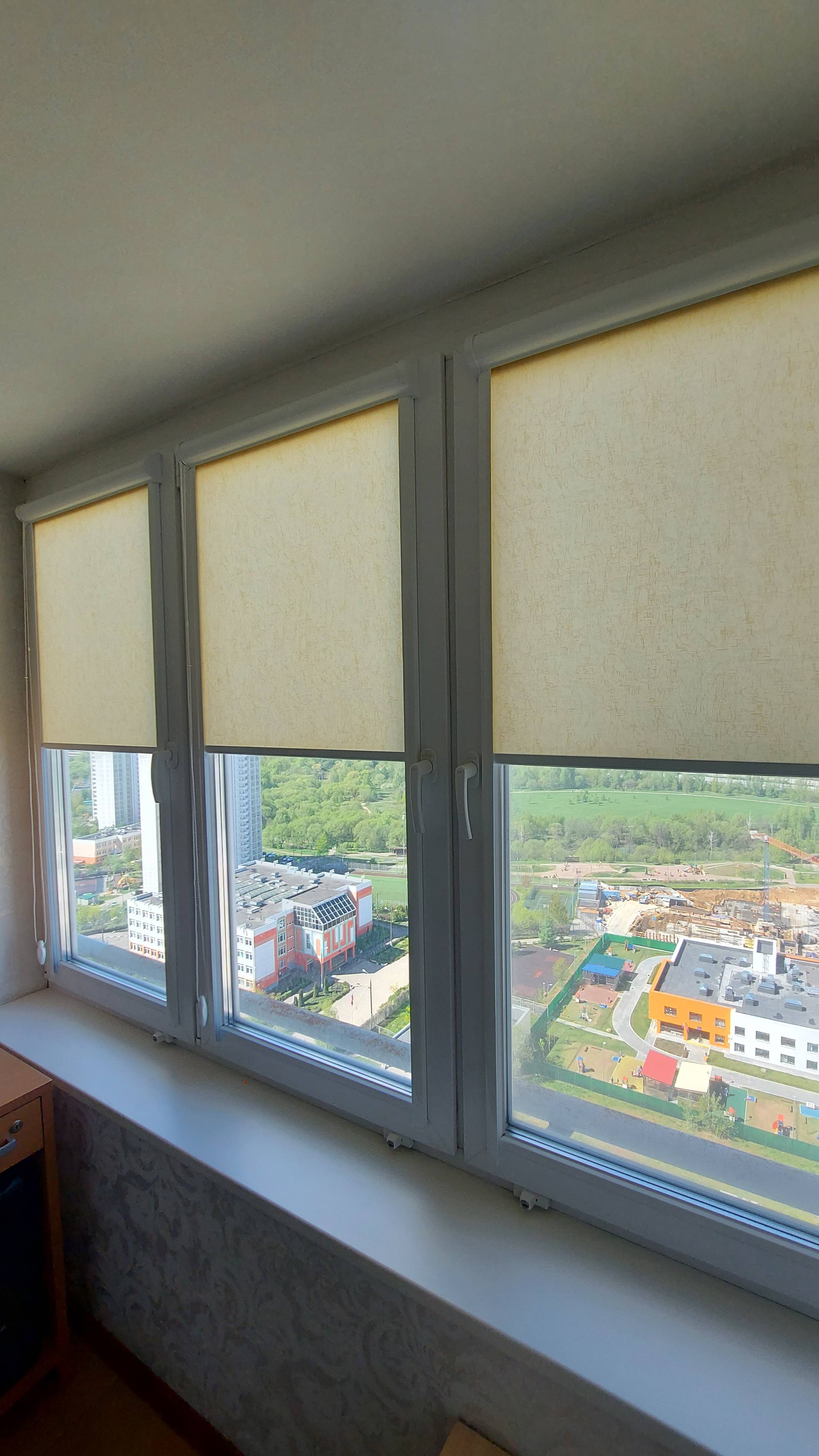 Кассетные рулонные шторы УНИ 2. Ткань Шелк светло-бежевый.