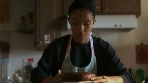 Она продает пирожные в надежде встретить мужчину, который ее полюбит.