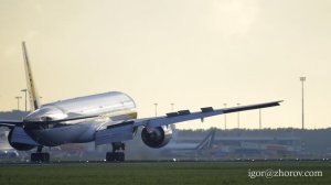 Замедленная съёмка. Боинг 777 авиакомпании Jet Airways приземляется в аэропорту Амстердама.