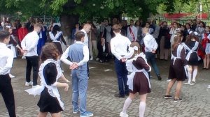 Последний звонок 2022 год г.Мамоново, Танец перед школой