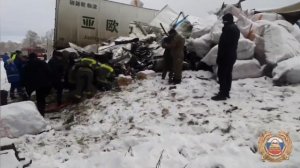 Четыре фуры столкнулись на заснеженной трассе под Иркутском