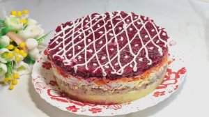 Салат селедка под шубой с яблоком.