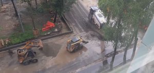 Дорожная фреза и погрузчики, тусовка техники во дворе