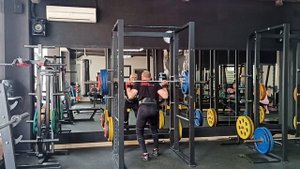 Приседания - первое движение пауэрлифтинга