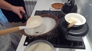 Котя заболел ☹️ Начала печь блины, остальные доча пусть учится