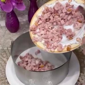 🥗 Слоёный салат с копчёной курицей и помидорами