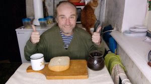 пьём чай и хлеб с Рыжулей. ходил в храм и пятёрку. мукбанг. обжор. еда на камеру. диета. шизофрения.