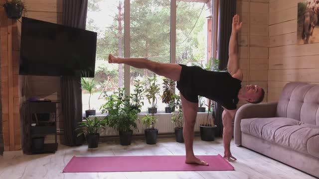 АЗБУКА ЙОГИ: Ардха Чандрасана - поза полумесяца смотреть онлайн