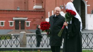 Путин в День народного единства возложил цветы к памятнику Минину и Пожарскому