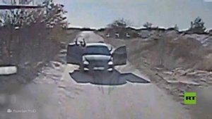 شاهد.. مسيرة انتحارية روسية تتفادى قصف سيارة مدنية وراء خطوط القوات الأوكرانية