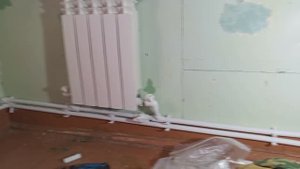 Продолжаю делать пластиковое отопление  . Спаял под первым радиатором  трубы в третьей комнате .