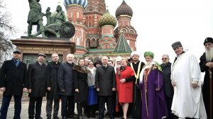 Путин в День народного единства возложил цветы к памятнику Минину и Пожарскому на Красной площади