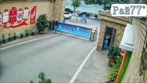 Опрокинулся на набережную