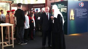Владимир Путин посетил общественно-церковную выставку ко Дню народного единства
