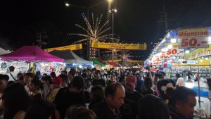 🏮 Фестиваль Пхра Самут Чеди 2025: Самая огромная храмная ярмарка Таиланда — прогулка по реке огней