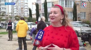 Севастопольцы высадили деревья во дворе дома на Античном проспекте