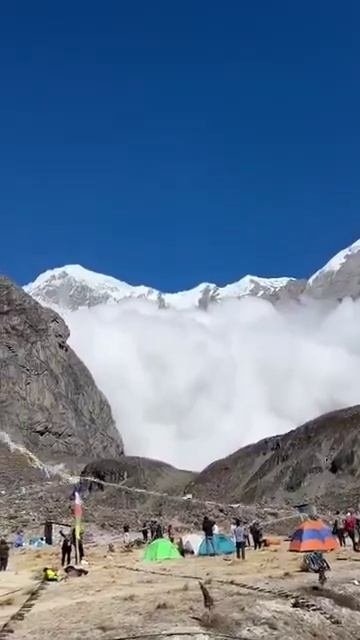 Смертельная лавина в Непале: семь человек погибли под лавиной