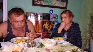 Жизнь в деревне. За хобот ее взял