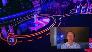 Почему она была 
"как рыба в воде"? Или точное попадание в жанр неконкурсной 
 песней.