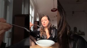 Красивая девушка танцует на кухне в чёрном халате в колготках нейлоновых