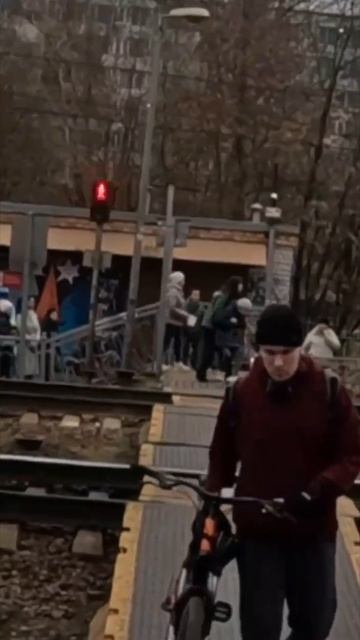 В Подмосковье девушка спасла женщину от электрички.