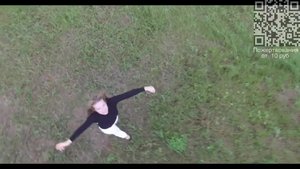 Юная девушка на зелёном газоне.