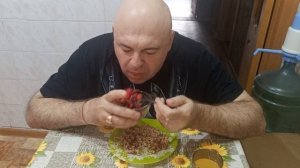 Мукбанг. Перловая каша с мясом из банки, винегрет и морс. На злобу дня.