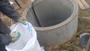 Д. Корабаново. Подводка воды через адаптер, чистка колодца на плывуне. podkapaev.ru