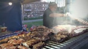 Лучшая и Крупнейшая ЯРМАРКА Уличной ЕДЫ в АргентиныСвиная КОРЕЙКА Сосиски РЕБРЫШКИ Чоризо ГРИЛЬ